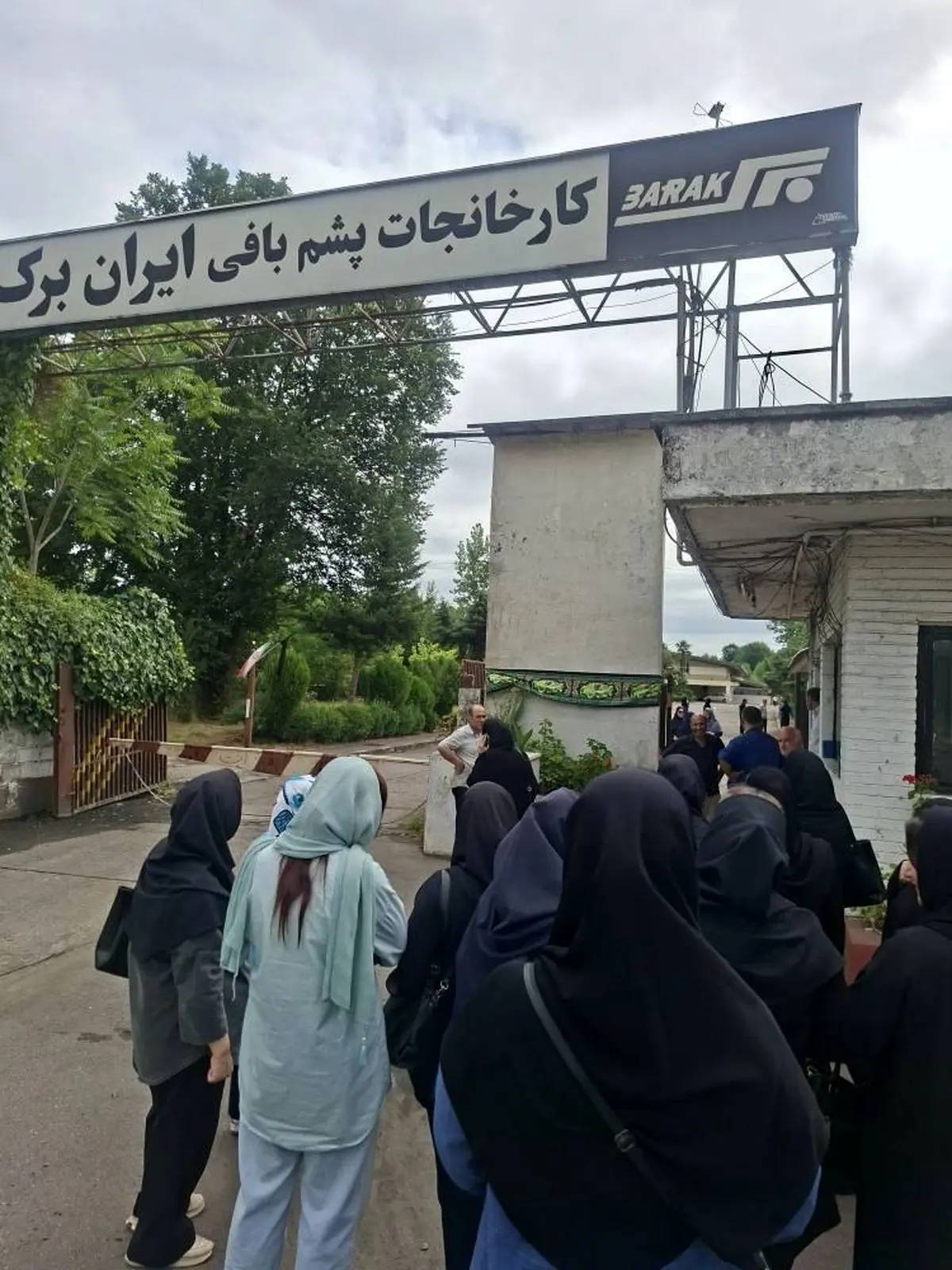 تجمع کارگران «ایران برک» در اعتراض به خانه‌نشینی اجباری و عدم پرداخت حقوق 