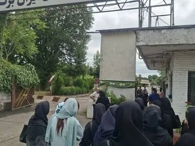 تجمع کارگران «ایران برک» در اعتراض به خانه‌نشینی اجباری و عدم پرداخت حقوق 