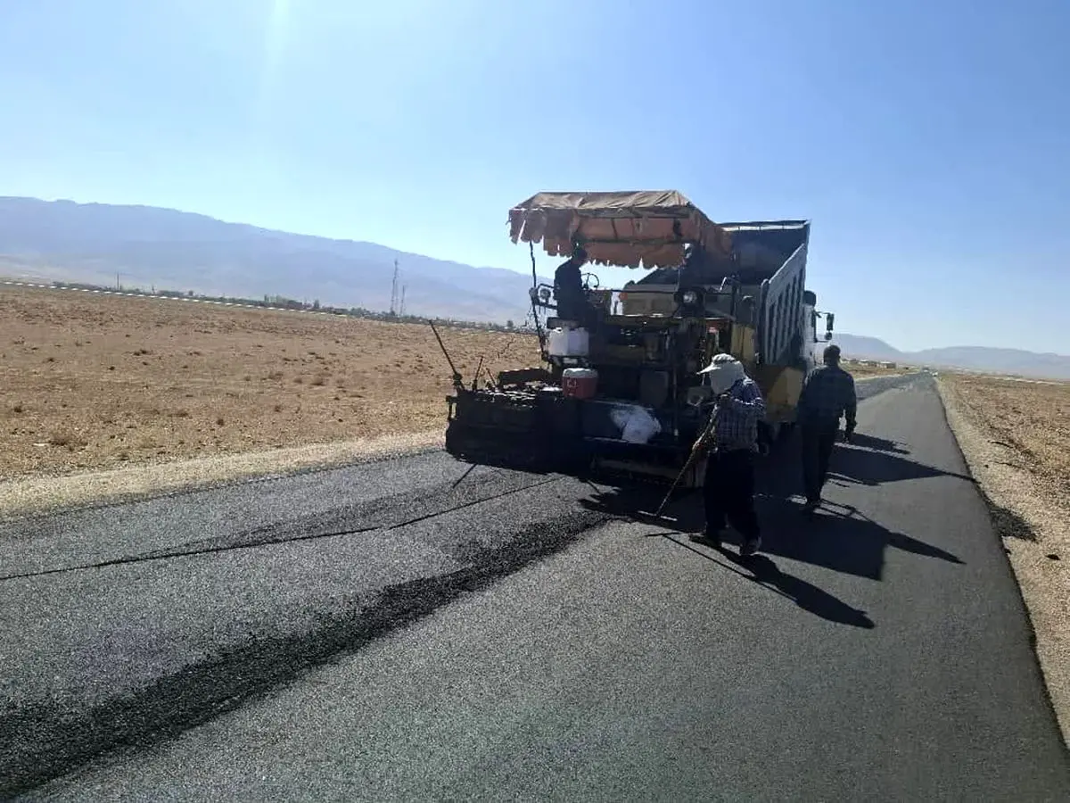 آغاز عملیات عظیم روکش آسفالت سرد در راه‌های روستایی فارس