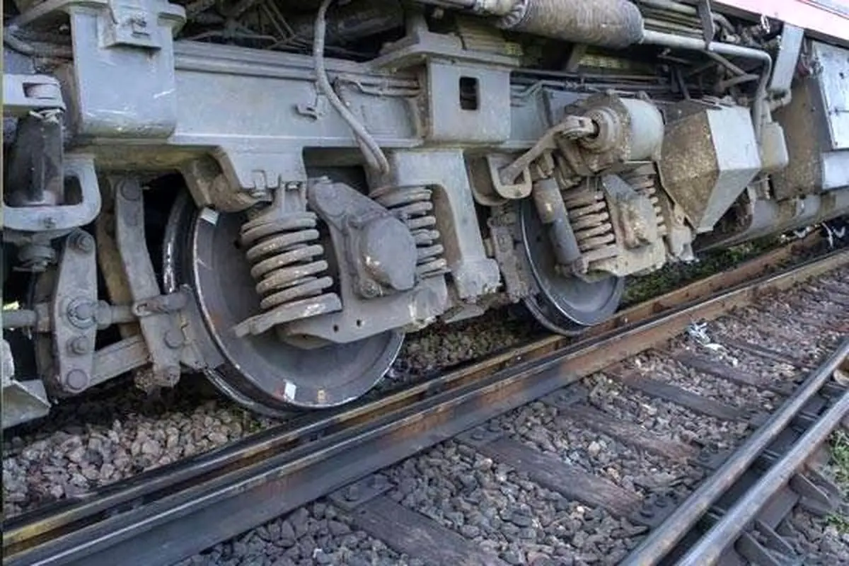 مجروح شدن دو لوکوموتیوران با خروج قطار باربری از ریل