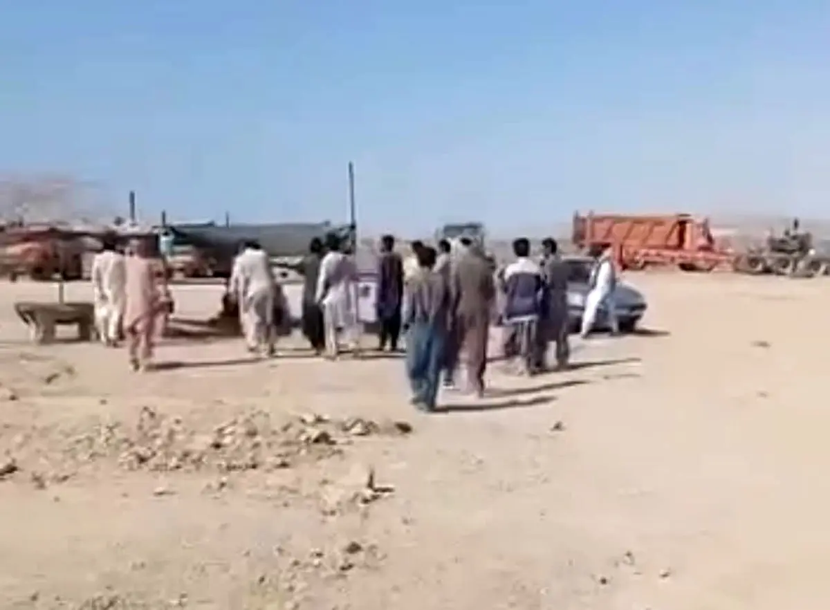 اعتراض کارگران یک شرکت راه‌سازی ایرانشهر به معوقات مزدی/ پیمانکار پاسخ نمی‌دهد!