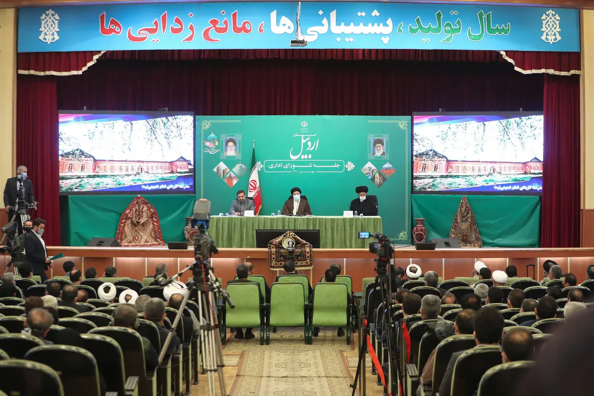 مسئولان برای رفع مشکلات مردم باید شبانه‌روزی تلاش کنند/ باید با اقدامات تحولی عقب‌ماندگی‌ها را جبران کنیم/ بانک‌ها به هیچ عنوان نباید برای مطالبات حتی یک واحد تولیدی را تعطیل کنند