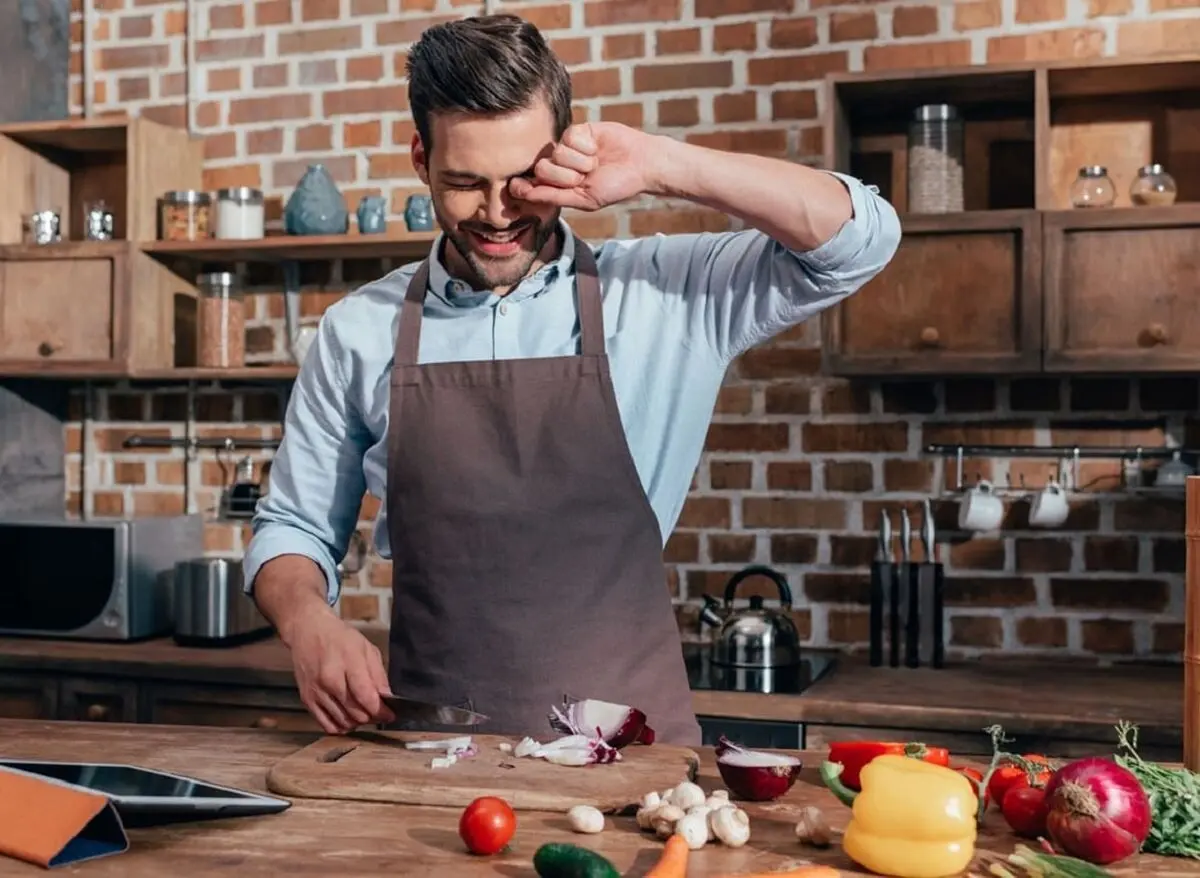 ۱۰ ترفند حرفه ای برای خرد کردن پیاز بدون اشک ریختن