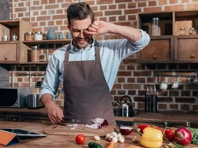 ۱۰ ترفند حرفه ای برای خرد کردن پیاز بدون اشک ریختن