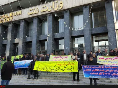 کارکنان پتروشیمی در تهران تجمع کردند
