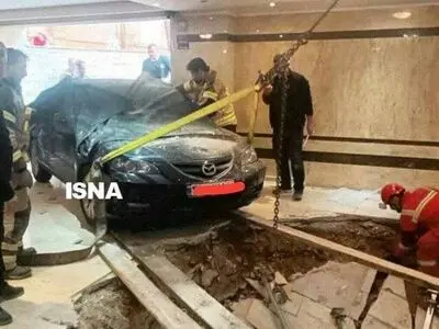تصاویری از حادثه فروکش کف پارکینگ ساختمانی در قیطریه تهران
