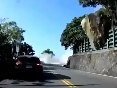 لحظه برخورد وحشتناک یک سنگ با خودروی بدشانس + فیلم