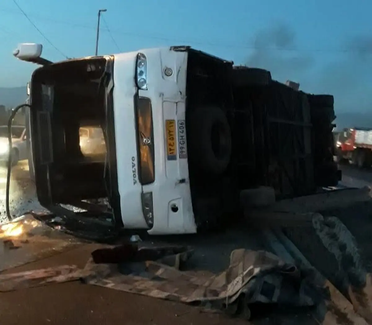 واژگونی اتوبوس در همدان 10 مصدوم برجای گذاشت