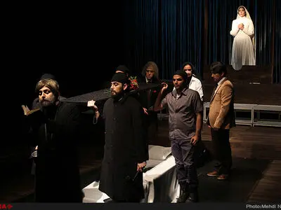 نمایش تئاتر بیگانه