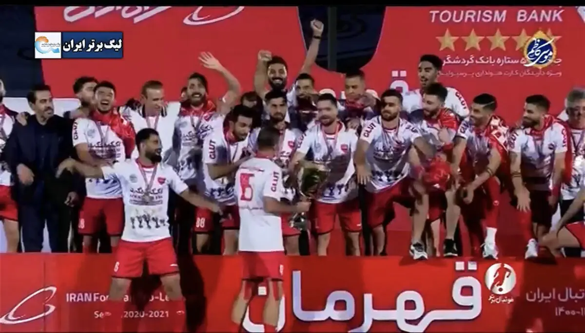 ویدیو: لحظه بالابردن جام قهرمانی پرسپولیس در لیگ بیستم توسط سید جلال حسینی