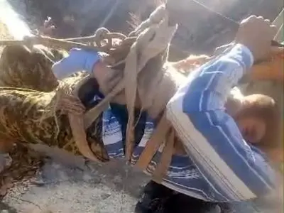 عبور کودک خردسال از دره مرگ در دزپارت خوزستان؛ وقتی محرومیت با زندگی کودکان بازی می‌کند+فیلم