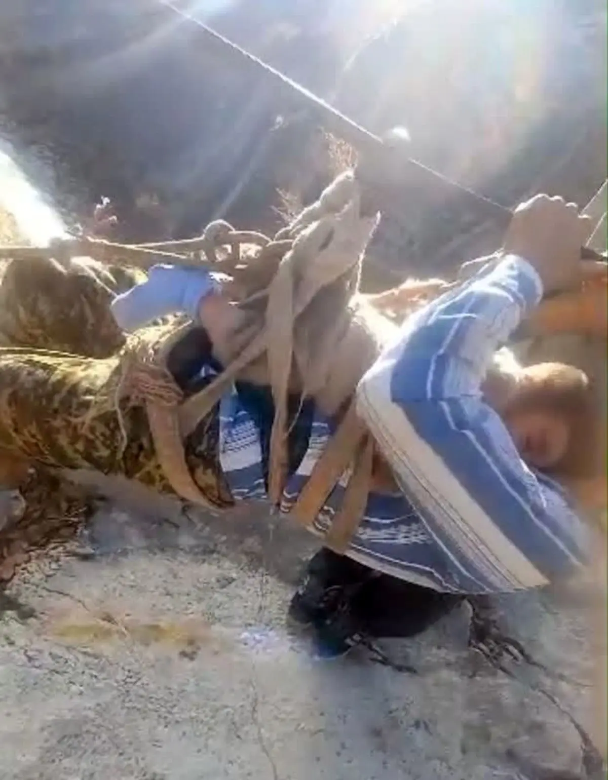 عبور کودک خردسال از دره مرگ در دزپارت خوزستان؛ وقتی محرومیت با زندگی کودکان بازی می‌کند+فیلم