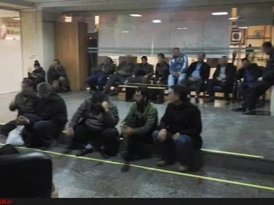 تجمع کارگران معدن سنگرود مقابل ساختمان شرکت تهیه تولید مواد معدنی