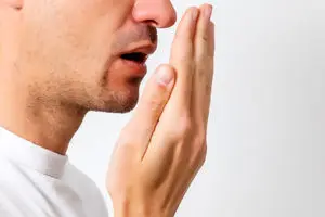 آیا مسواک به تنهایی در رفع بوی بدن دهان موثر است؟