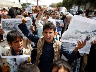 مراسم خاک‌سپاری شهدای حمله به اتوبوس کودکان در یمن برگزار شد