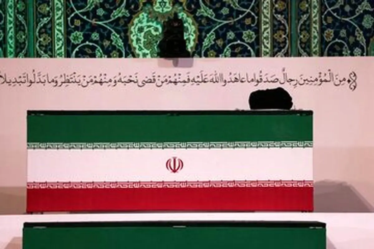 اولین عکس از حضور سه تن از پسران رهبر شهید انقلاب در مصلی تهران