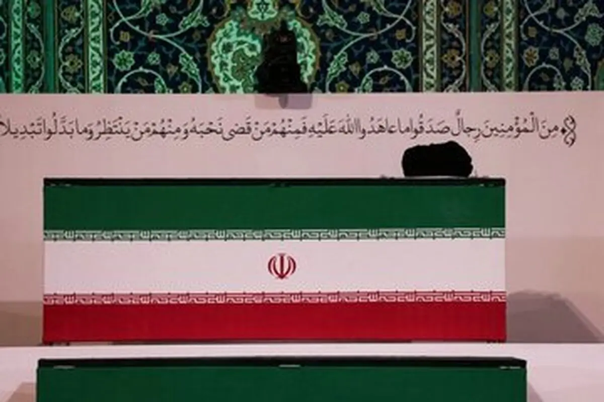 اولین عکس از حضور سه تن از پسران رهبر شهید انقلاب در مصلی تهران
