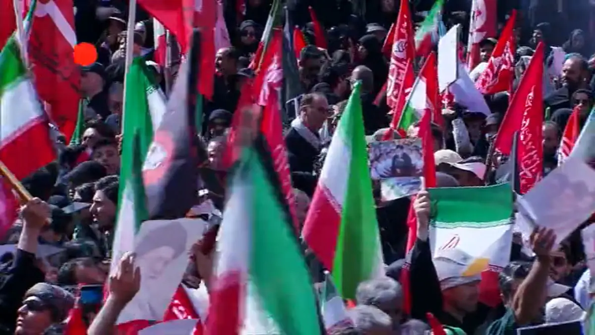 هم‌اکنون|تشییع پیکر قائد امت با حضور دلدادگان رهبر شهید - خیابان آزادی بعد از زیر گذر یادگار امام + فیلم