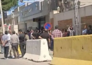 تجمع کارگران «پویا نخ ایلام» مقابل ساختمان استانداری/ بیش از یکسال است که بیکاریم
