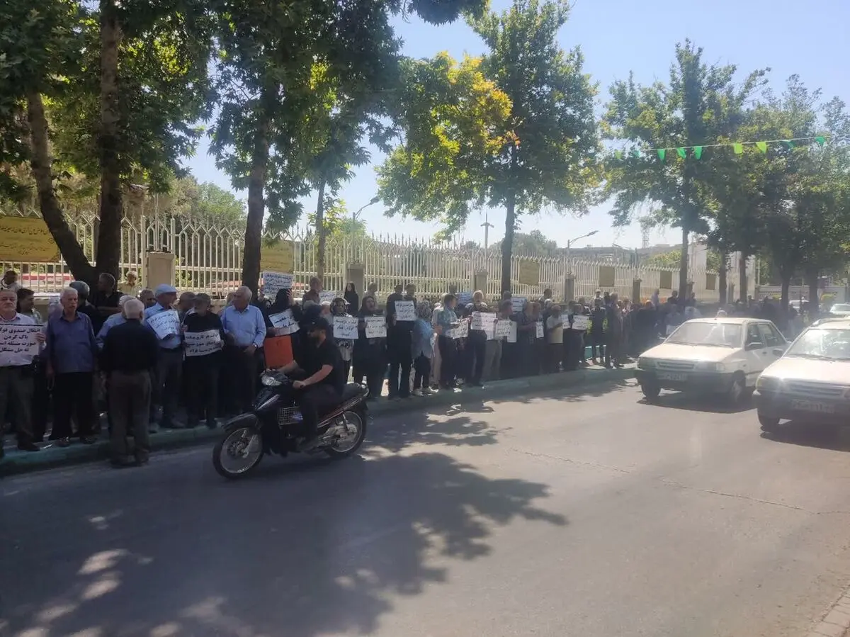 تجمع بازنشستگان  فولاد مقابل استانداری اصفهان/ همسان‌سازی اجرا نشد
