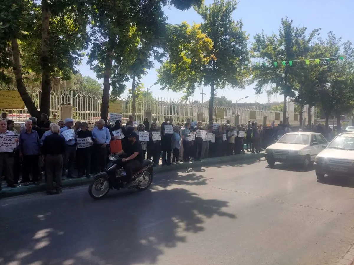 تجمع بازنشستگان  فولاد مقابل استانداری اصفهان/ همسان‌سازی اجرا نشد