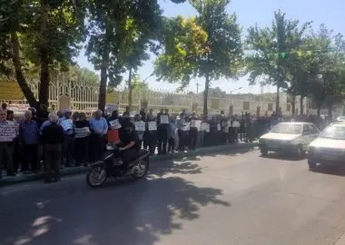تجمع بازنشستگان  فولاد مقابل استانداری اصفهان/ همسان‌سازی اجرا نشد