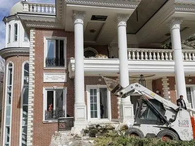 چرا تخریب قسمت غیرمجاز ابر ویلای شخص ذی‌نفوذ زمانبر شد؟!