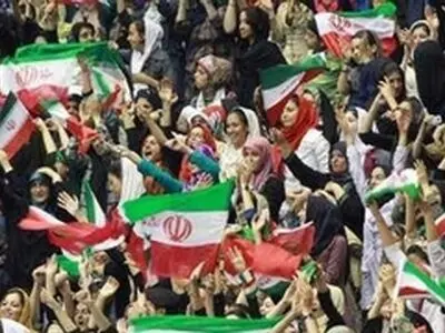 تلاش داورزنی برای حل مشکل ورود بانوان به سالن‌والیبال / مذاکره‌رئیس با ارگان‌های مختلف