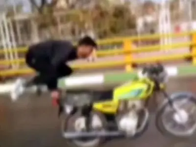 حرکات عجیب و فوق العاده خطرناک یک موتورسوار در بلوار وکیل آباد مشهد + فیلم