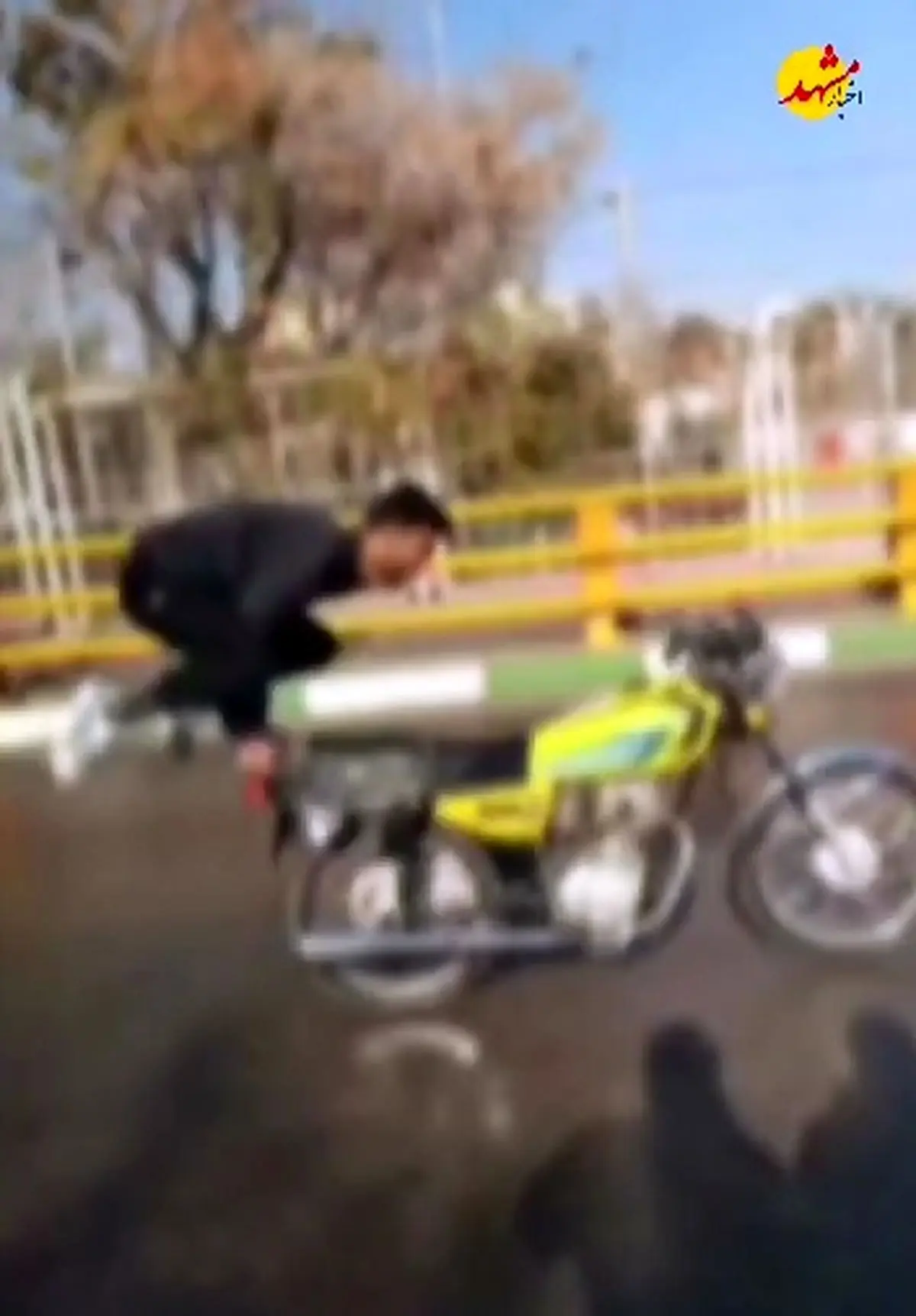حرکات عجیب و فوق العاده خطرناک یک موتورسوار در بلوار وکیل آباد مشهد + فیلم