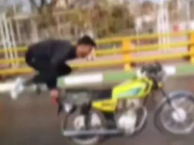 حرکات عجیب و فوق العاده خطرناک یک موتورسوار در بلوار وکیل آباد مشهد + فیلم