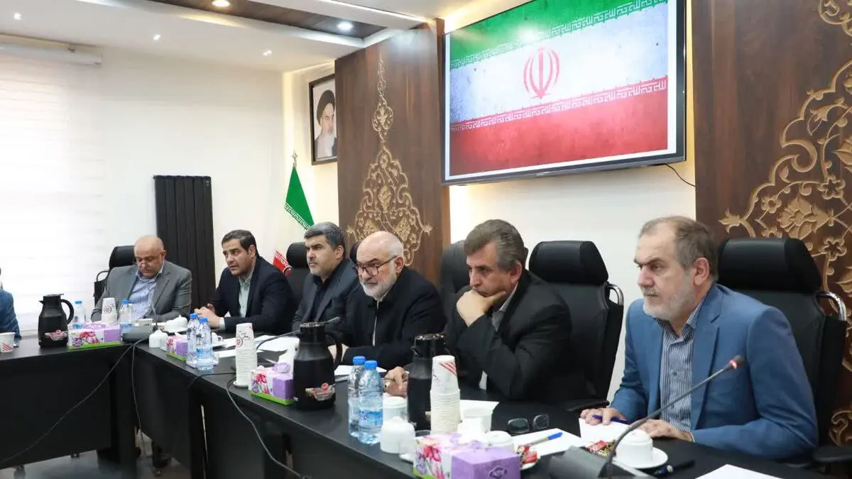 استاندار خوزستان: همدلی و نظارت داخلی راه مقابله با بحران‌های بازار است