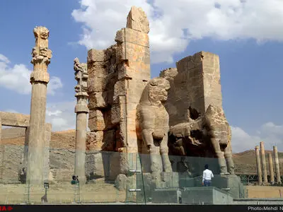 خطر موزه‌ای شدن تخت‌ جمشید، نقش رستم و پاسارگاد وجود دارد/کشاورزی، کار دستِ میراثِ هخامنشیان داد