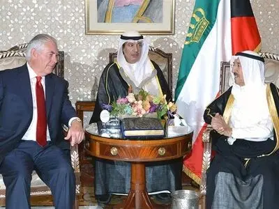 Tillerson holds talks in Kuwait to help end Qatar crisis
