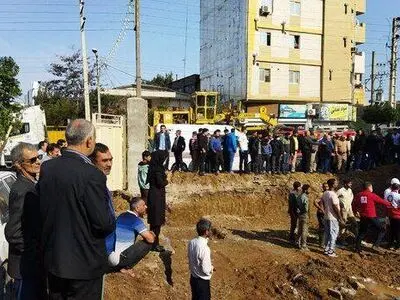مصدوم شدن ۱۰ نفر براثر ریزش دیوار مدرسه درعلی آباد کتول/ گودبرداری غیر اصولی دلیل این حادثه بود 
