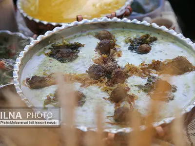اولین جشنواره غذاهای محلی سنندج به مناسبت دهه کرامت در عمارت خسرو آباد برگزار شد 