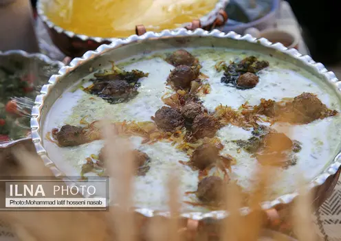 اولین جشنواره غذاهای محلی سنندج به مناسبت دهه کرامت در عمارت خسرو آباد برگزار شد