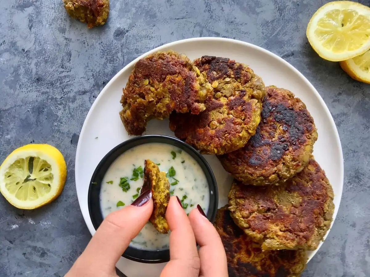 طرز تهیه کتلت عدس خانگی؛ یک غذای گیاهی و دلچسب