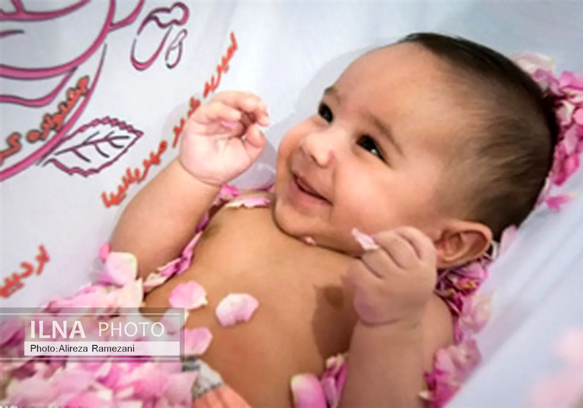 نوزادانی که در «گل» غلتانده می‌شوند! 