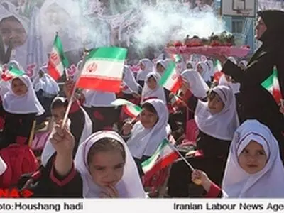زنگ شکوفه ها و غنچه ها نواخته شد