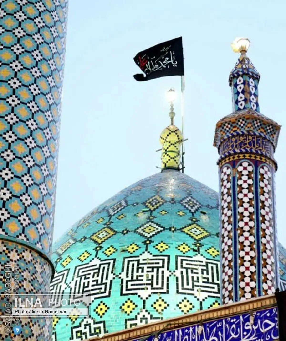 پرچم عزای علوی بر فراز گنبد فیروزه‌ای هلال بن علی(ع) برافراشته شد