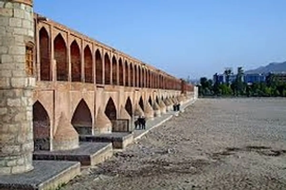 ۱۰ سال گریه کردن برای رودخانهٔ زاینده‌رود کافی است