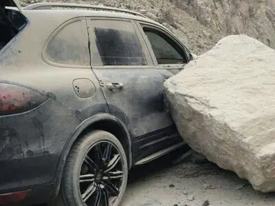 ریزش سنگ بر روی خودرو در محور کندوان 3 مصدوم بر جای گذاشت