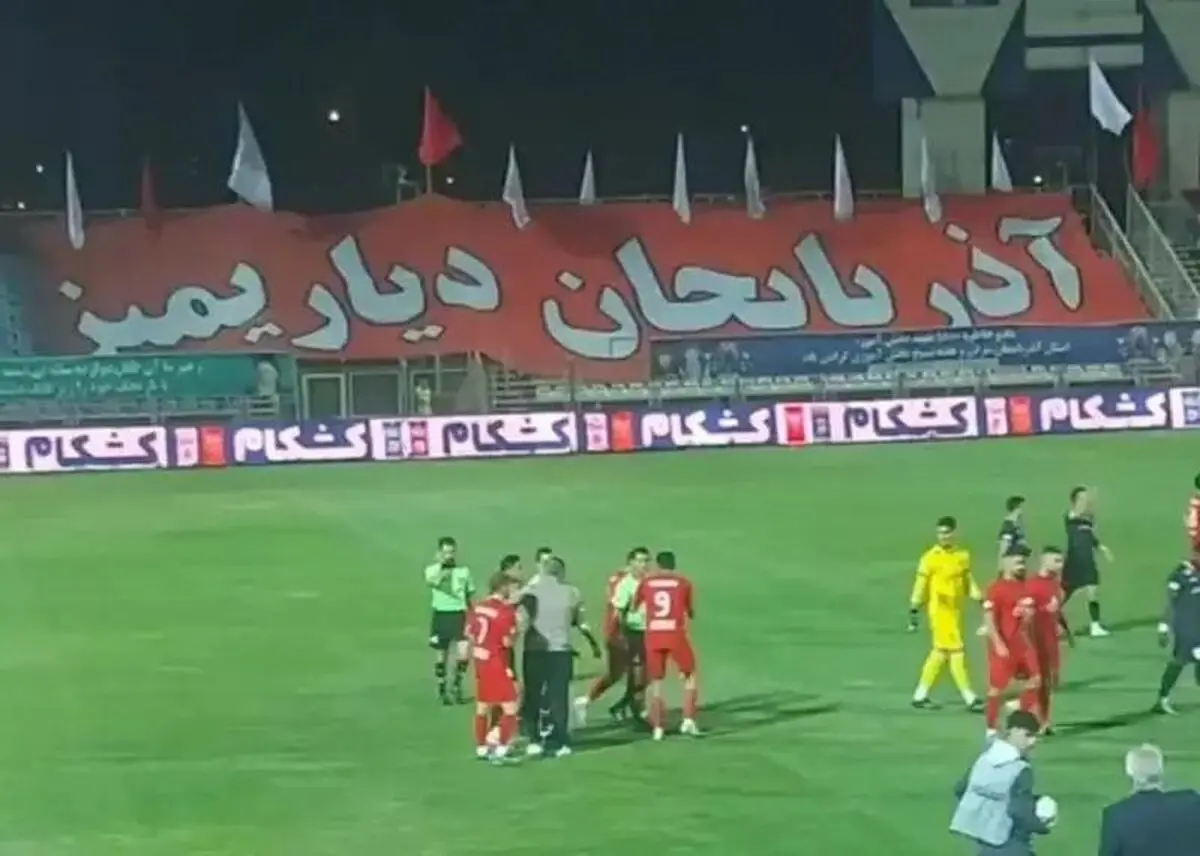 اعتراض اسکوچیچ و بازیکنان تراکتور به سوت پایان نیمه نخست مقابل پرسپولیس