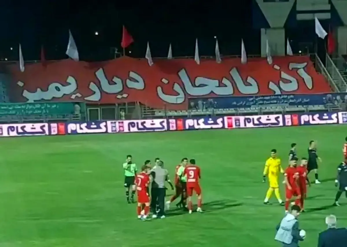 اعتراض اسکوچیچ و بازیکنان تراکتور به سوت پایان نیمه نخست مقابل پرسپولیس