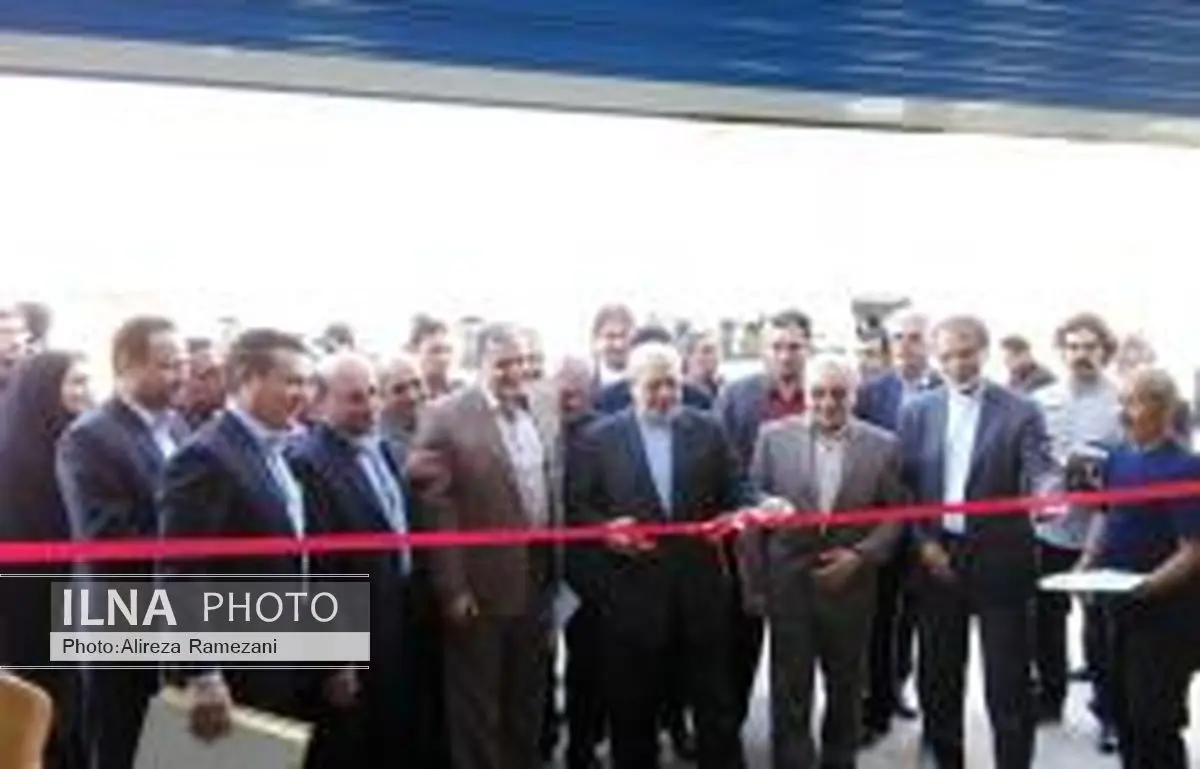 وزیر صنعت ، معدن و تجارت دو واحد تولیدی را در استان قم افتتاح کرد