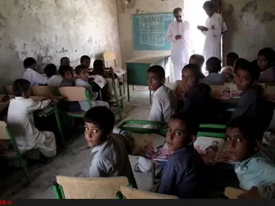 توضیح آموزش و پرورش درباره فروریختن دیوار روی «معلم خاشی»/ وجود ۱۰۰۰ کلاس درس خشت و گلی در کشور