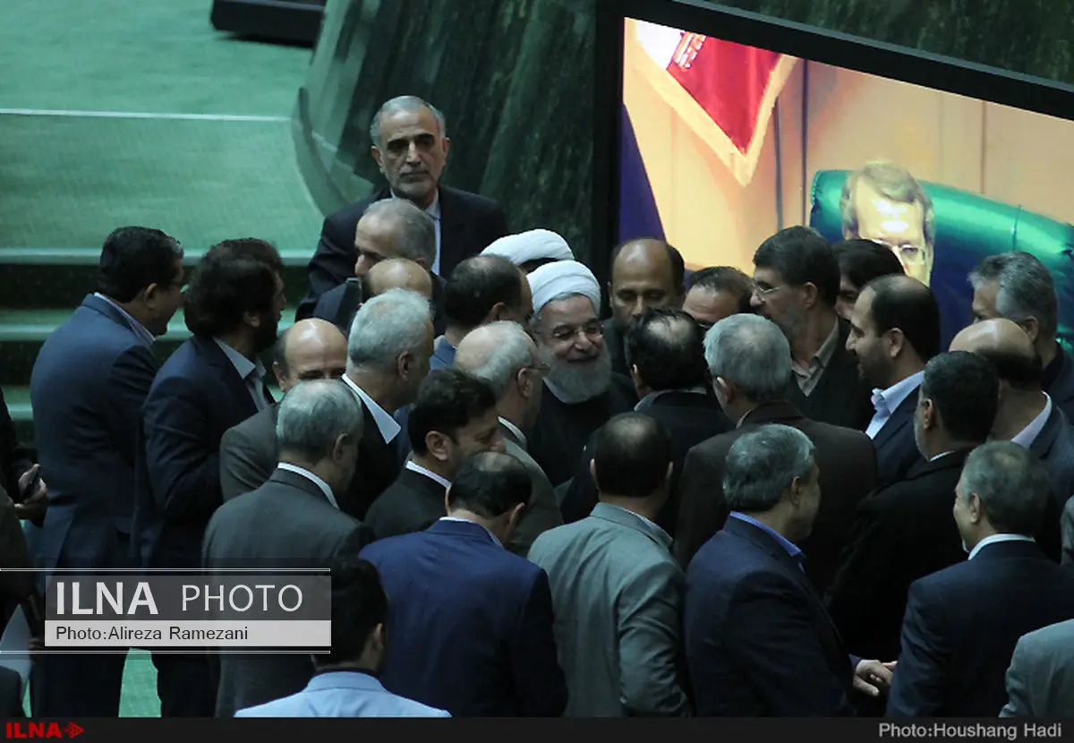 روحانی برای تقدیم لایحه بودجه ۹۵ و برنامه ششم وارد صحن علنی مجلس شد