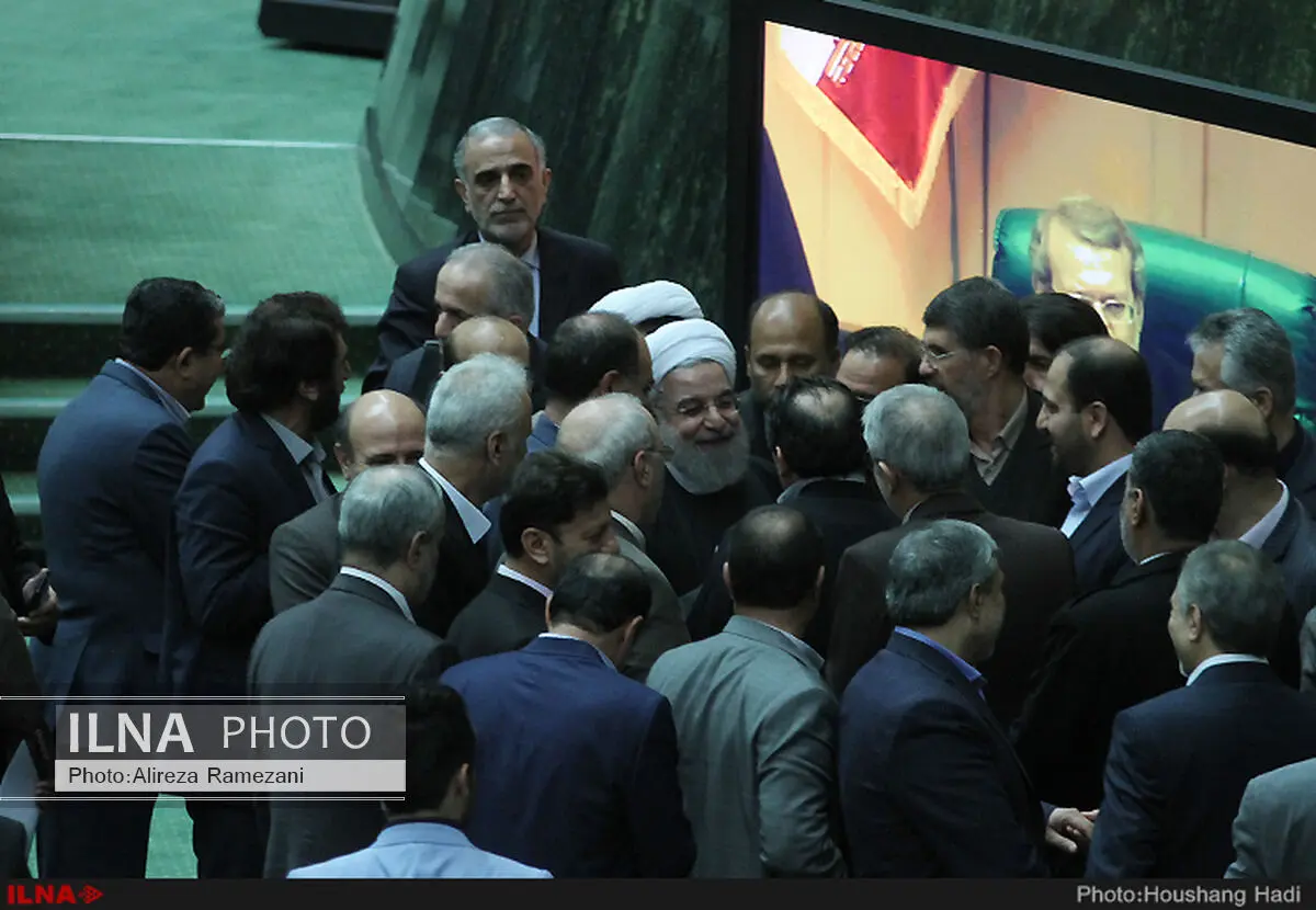 روحانی برای تقدیم لایحه بودجه ۹۵ و برنامه ششم وارد صحن علنی مجلس شد
