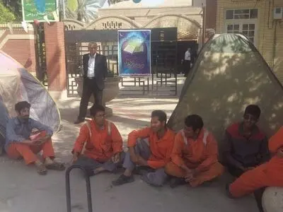 کارگران اخراجی شهرداری طبس در دومین روز از تجمع چادر زدند